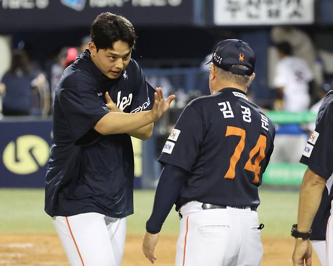 2025 KBO리그 프로야구 두산베어스와 한화이글스의 경기가 22일 오후 서울 잠실야구장에서 열려 한화의 2대 1 승리로 끝났다. 경기 후 선발 문동주가 김경문 감독과 하이파이브를 하고 있다. 잠실=김민규 기자 mgkim1@edaily.co.kr /2025.07.22/