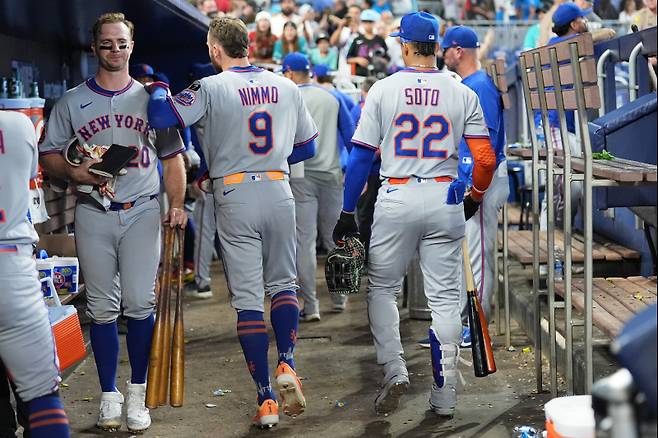 <yonhap photo-2678=""> New York Mets' Pete Alonso, left, Brandon Nimmo (9) and Juan Soto (22) walk in the dugout after the Mets lost to the Miami Marlins in a baseball game, Sunday, Sept. 28, 2025, in Miami. (AP Photo/Lynne Sladky)/2025-09-29 07:27:40/ <저작권자 ⓒ 1980-2025 ㈜연합뉴스. 무단 전재 재배포 금지, AI 학습 및 활용 금지></yonhap>