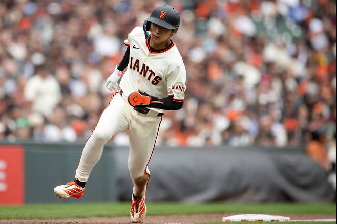 <yonhap photo-2235=""> San Francisco Giants' Jung Hoo Lee runs to home plate during the eighth inning of a baseball game against the Colorado Rockies, Sunday, Sept. 28, 2025, in San Francisco. (AP Photo/Thien-An Truong)/2025-09-29 06:49:51/ <저작권자 ⓒ 1980-2025 ㈜연합뉴스. 무단 전재 재배포 금지, AI 학습 및 활용 금지></yonhap>