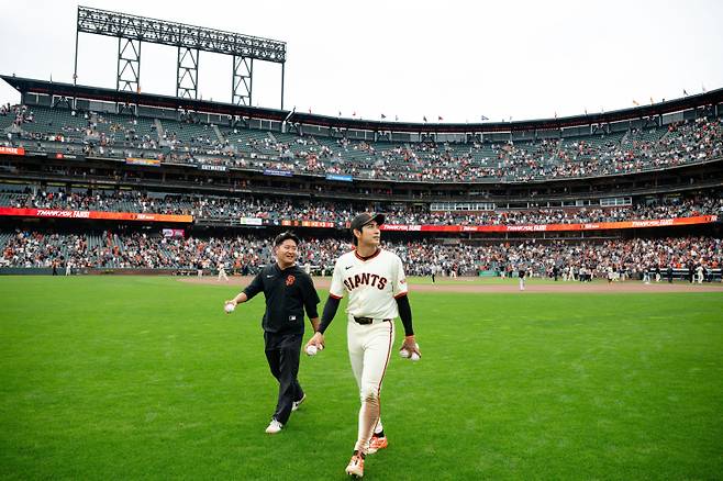 <yonhap photo-2330=""> San Francisco Giants' Jung Hoo Lee, right, walks on the field after a baseball game against the Colorado Rockies, Sunday, Sept. 28, 2025, in San Francisco. (AP Photo/Thien-An Truong)/2025-09-29 06:56:04/ <저작권자 ⓒ 1980-2025 ㈜연합뉴스. 무단 전재 재배포 금지, AI 학습 및 활용 금지></yonhap>