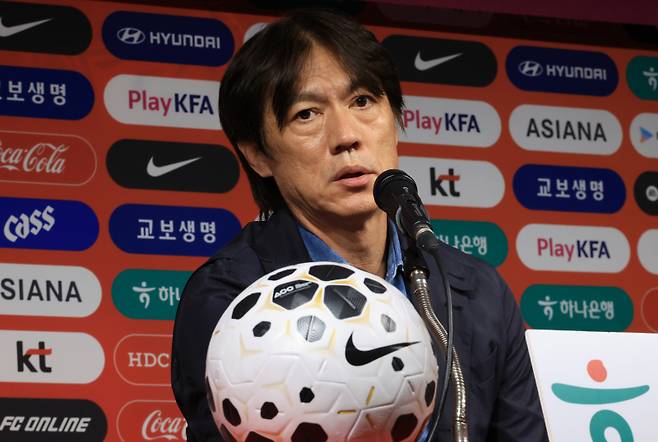 <yonhap photo-4828=""> 질문에 답하는 홍명보 축구대표팀 감독 (서울=연합뉴스) 최재구 기자 = 홍명보 축구 국가대표팀 감독이 29일 서울 종로구 축구회관에서 축구국가대표팀 친선경기 10월 소집명단을 발표하고 기자의 질문에 답하고 있다. 2025.9.29 jjaeck9@yna.co.kr/2025-09-29 14:17:02/ <저작권자 ⓒ 1980-2025 ㈜연합뉴스. 무단 전재 재배포 금지, AI 학습 및 활용 금지></yonhap>