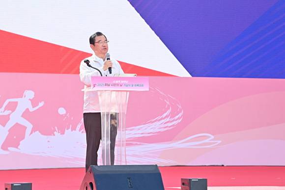 이현재 시장이 지난 27일 하남종합운동장에서 열린 ‘2025 하남시민의 날 기념식 및 체육대회’에서 기념사를 하고 있다. [사진=하남시]