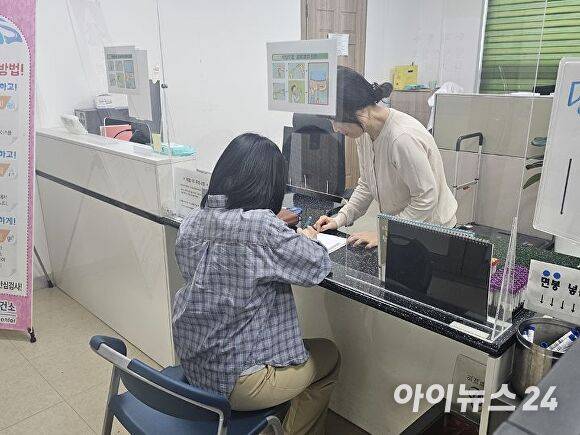 진천군이 식중독 의심 증상자에 대한 역학조사를 하고 있다. [사진=장예린 기자]