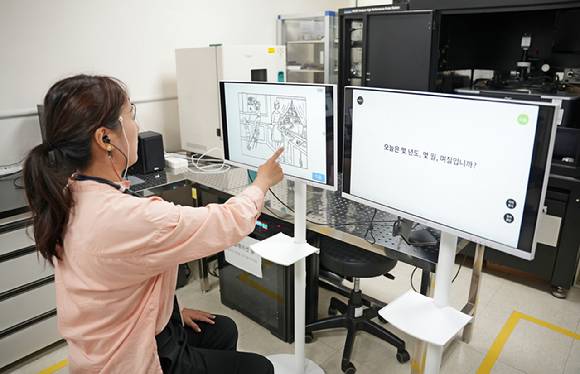 KERI 연구팀이 웨어러블 기기를 착용하고 'AI 기반의 발화와 뇌파 분석 기술'을 활용해 경도인지장애 선별 검사를 하고 있다. [사진=전기연]