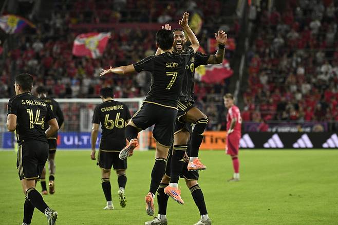 LAFC 손흥민과 부앙가가 공중에서 하이파이브하는 세리머니를 펼쳤다. 둘은 6경기에서 팀이 합작한 17골 모두 책임지면서, MLS 연속 합작골 신기록을 세웠다. [로이터=연합뉴스]