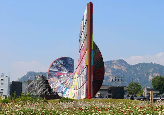 광장 입구에 설치된 90m 길이, 16m 높이의 조형물의 모습. [사진 서울시]