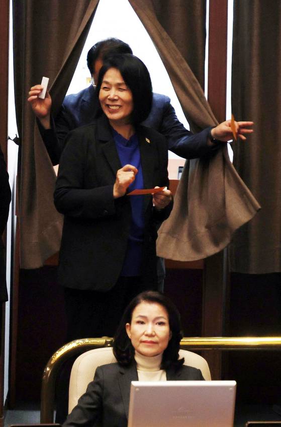 최민희 국회 과학기술정보방송통신위원장이 지난 27일 국회 본회의장에서 기표소를 나서고 있다. 아래는 이진숙 방송통신위원장. [뉴시스]