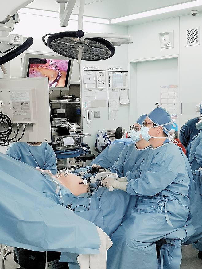 아티센셜을 활용해 비만 대사 수술을 진행하고 있는 박영석 교수(오른쪽).