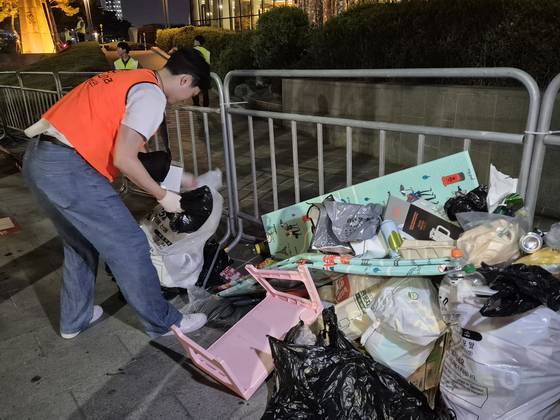 '2025 서울세계불꽃축제'가 끝난 지난 27일 오후 10시쯤, '클린 캠페인'에 참여한 홍인협(27)씨가 시민들이 남기고 간 쓰레기를 치우고 있다. 전율 기자