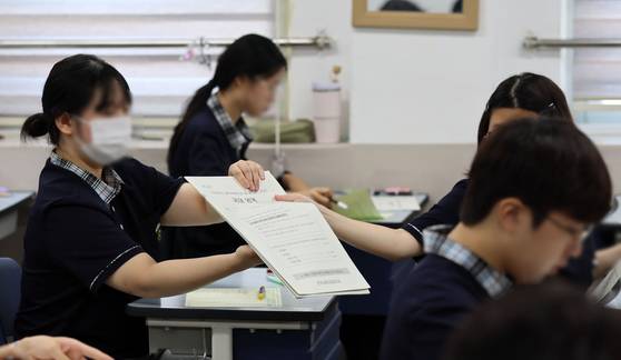 2026학년도 대학수학능력시험 모의평가가 실시된 3일 서울 금천구 금천고등학교에서 고3 학생들이 시험 준비를 하고 있다. 뉴스1