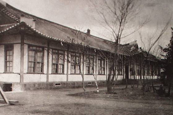 1930년 이승훈 선생 서거 당시 오산고보 전경. 일제는 오산학교·오산교회 시위를 진압하기 위해 학교와 교회를 불태워버렸다. 오산학교는 재건을 거쳐 1926년 오산고보로 개교했다. [사진 독립기념관]