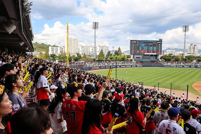 ▲ 챔피언스필드에서 응원하는 관중들 [KIA 타이거즈]