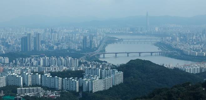 서울 한강을 따라 늘어선 아파트들.사진=뉴스1
