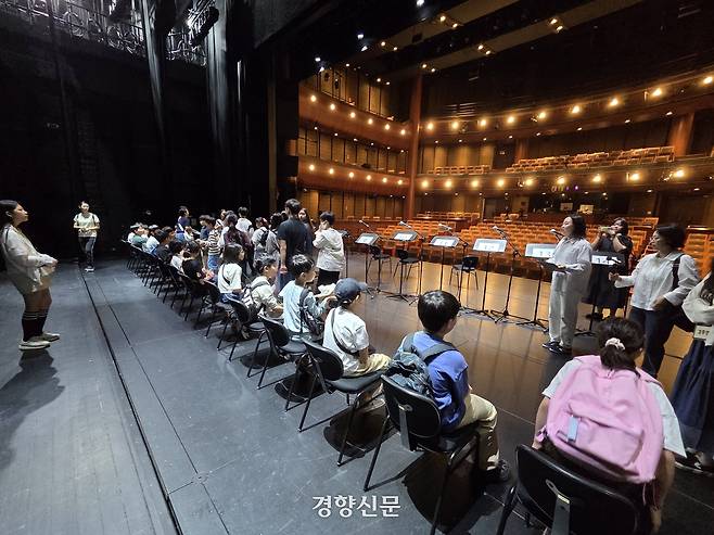 지난 27일 명동예술극장 ‘백스테이지 투어’ 참가자들이 무대 위에서 공연장을 바라보고 있다. 투어는 70분 동안 진행되며, 국립극단 홈페이지에서 매달 선착순 신청을 받는다. 1936년 영화관으로 개관한 이 건물은 해방 이후 극장으로 사용되다 1975년 금융기관에 매각되기도 했다. 1990년대 들어 ‘옛 국립극장 되살리기’ 운동으로 복원 사업이 이어져 2009년 ‘명동예술극장’으로 재개관했다. 배문규 기자