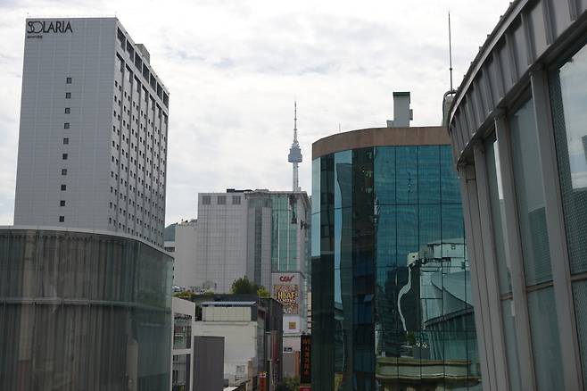 명동예술극장 옥상에서 바라본 남산타워의 모습. 국립극단 제공