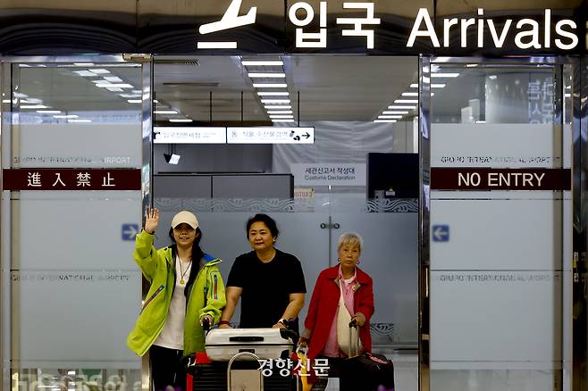 중국 단체 관광 무비자 첫날인 29일 서울 김포공항 국제선에서 중국발 비행기 탑승객들이 입국하고 있다. 문재원 기자