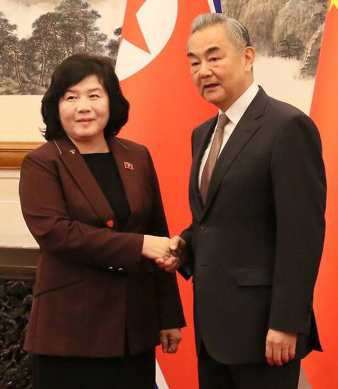 최선희 북한 외무상이 지난 28일 중국 베이징 댜오위타이 국빈관에서 왕이 중국공산당 중앙외사판공실 주임 겸 외교부장과 회담했다고 조선중앙통신이 29일 보도했다. 연합뉴스