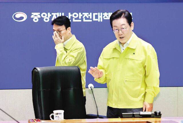 이재명 대통령이 28일 정부서울청사 중앙재난상황실에서 열린 국가정보자원관리원 화재 관련 중앙재난안전대책본부 회의를 주재하기 위해 입장하고 있다. 연합뉴스