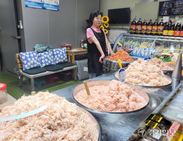 김장철을 앞두고 명품 강화도 새우젓 구매 고객 맞기에 분주한 외포항 젓갈 수산시장 판매점. 조향래기자