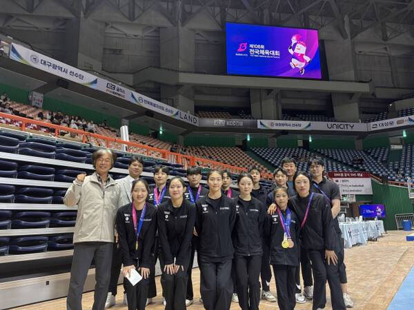 인천체육고등학교 체조 선수들과 지도자들이 전국체육대회를 마치고 기념 사진을 찍고 있다. 인천체육고등학교 제공