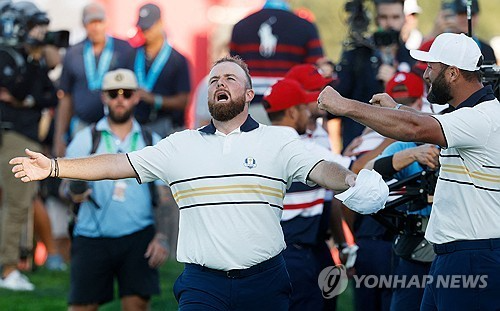 우승을 확정짓는 버디 퍼트를 넣고 포효하는 로우리 / 사진=연합뉴스