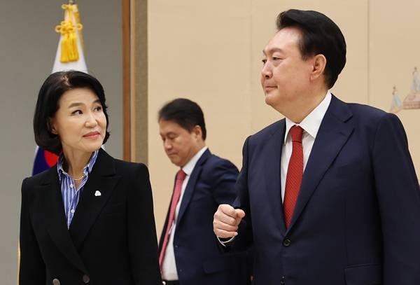 ▲ 지난해 8월1일 윤석열 대통령과 이진숙 방송통신위원장의 모습. ⓒ연합뉴스