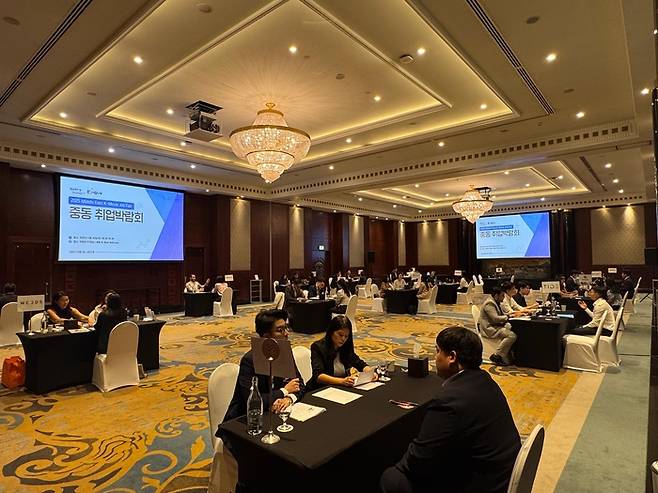 중동 취업박람회 현장에서 구직 지원자들과 기업 담당자들이 면접을 보고 있다. 이날 방산 분야의 LIG넥스원, 건설 장비의 HD현대건설기계, 의료 분야의 오스템임플란트, 철도 차량의 현대로템 등 단순 판매만이 아닌 제조·R&D·프로젝트 관리 등 다양한 분야에서 한국 인재를 찾았다.