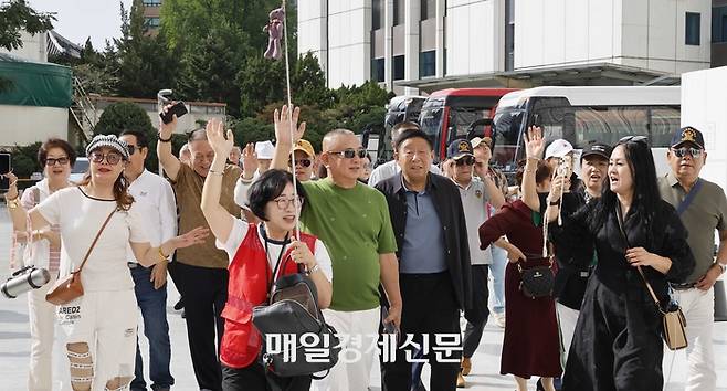 중국 단체관광객의 무비자 입국 첫날인 29일 명동을 찾은 관광객들이 쇼핑을 위해 이동하고 있다. 3명 이상 중국인 단체관광객은 29일부터 무비자로 최대 15일 동안 대한민국 전역을 여행할 수 있다. 2025.9.29 [김호영기자]