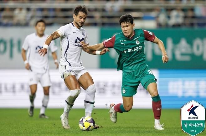 김봉수(사진 오른쪽). 사진=한국프로축구연맹