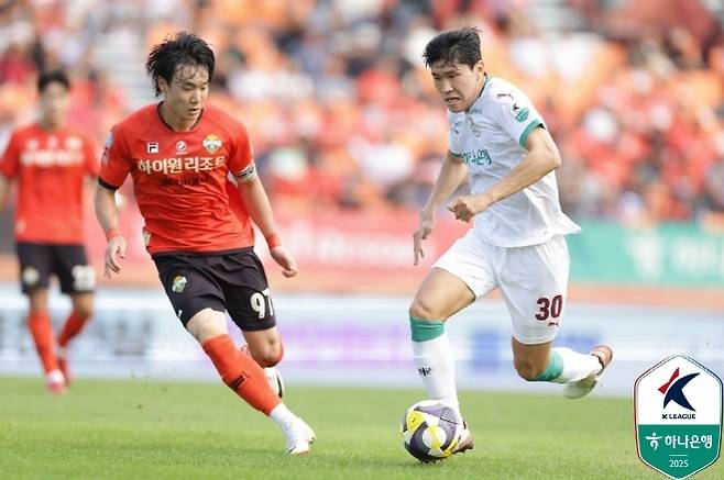 김봉수(사진 오른쪽). 사진=한국프로축구연맹