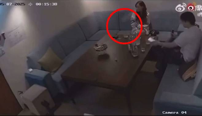 아이돌그룹 키스오브라이프 쥴리와 베리베리 강민으로 추정되는 남녀의 사생활 영상이 SNS(소셜미디어)에 유출됐다. 영상을 보면 여성은 룸 안에서 전자담배를 피우기도 했다. /사진=웨이보 캡처