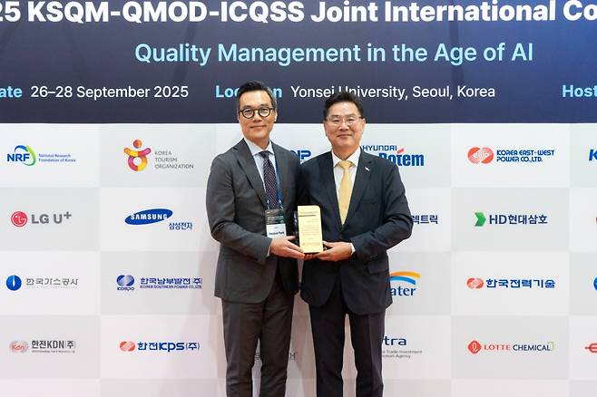 지난 27일 조규출(오른쪽) 현대로템 품질본부장(상무)가 '2025 지속가능경영품질대상'을 수상한 후 박희준 한국품질경영학회장과 기념촬영을 하고 있다/사진제공=현대로템