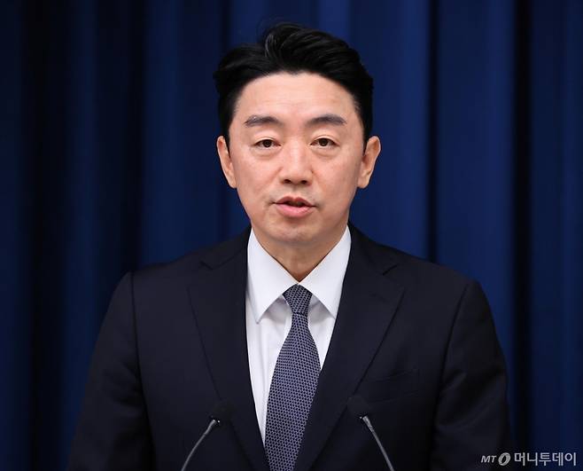 [서울=뉴시스] 최동준 기자 = 강훈식 대통령 비서실장이 19일 용산 대통령실에서 청년의 날을 맞아 진행했던 청년 주간 행사 관련 브리핑을 하고 있다. (대통령실통신사진기자단) 2025.09.19. photocdj@newsis.com /사진=