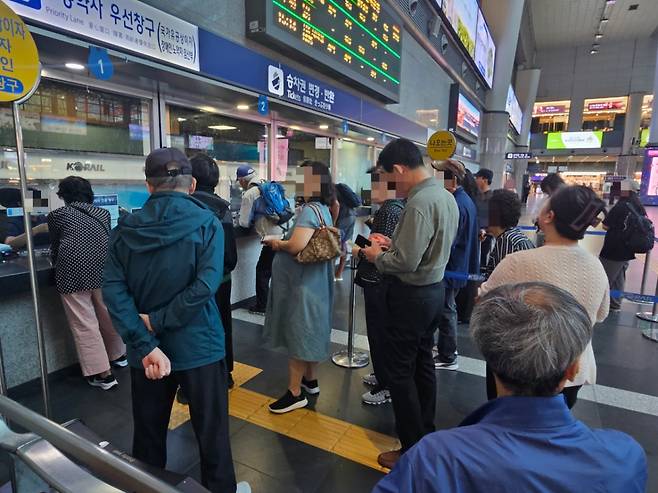 29일 오전 서울 용산구 용산역에서 임산부 등 시민들이 창구에 모인 모습./사진=박상혁 기자.