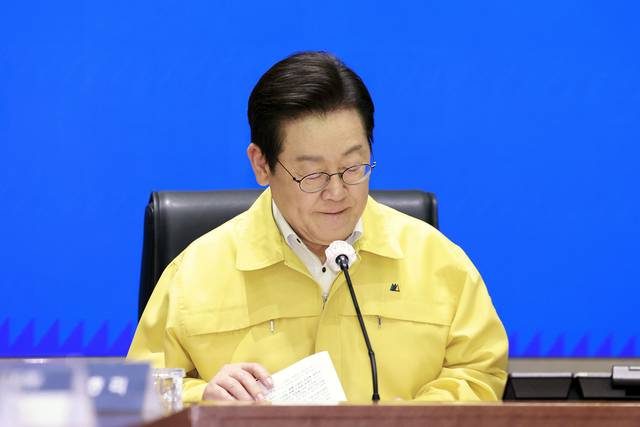 이재명 대통령이 28일 정부서울청사 중앙재난상황실에서 열린 국가정보자원관리원 화재 관련 중앙재난안전대책본부 회의에서 자료를 살펴보고 있다. 대통령실통신사진기자단