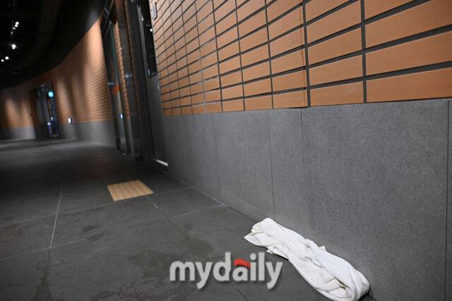 ▲ 임시 방편으로 수건을 사용해 흡수하고 있다.