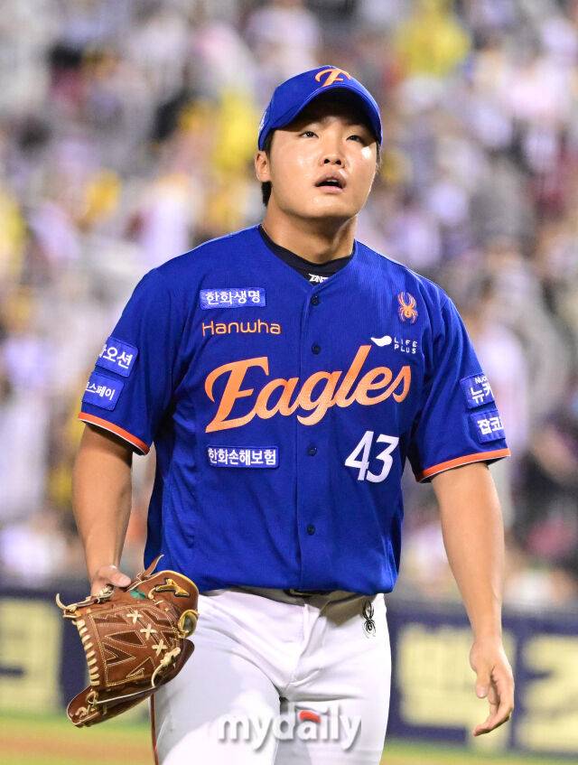 2025년 8월 9일 오후 서울 잠실구장에서 열린 '2025 신한 SOL뱅크 KBO 리그' 한화 이글스와 LG 트윈스의 경기. 한화 정우주가 7회말 1사 2.3루서 구원등판해 무실점으로 막은 뒤 더그아웃으로 들어가고 있다./마이데일리