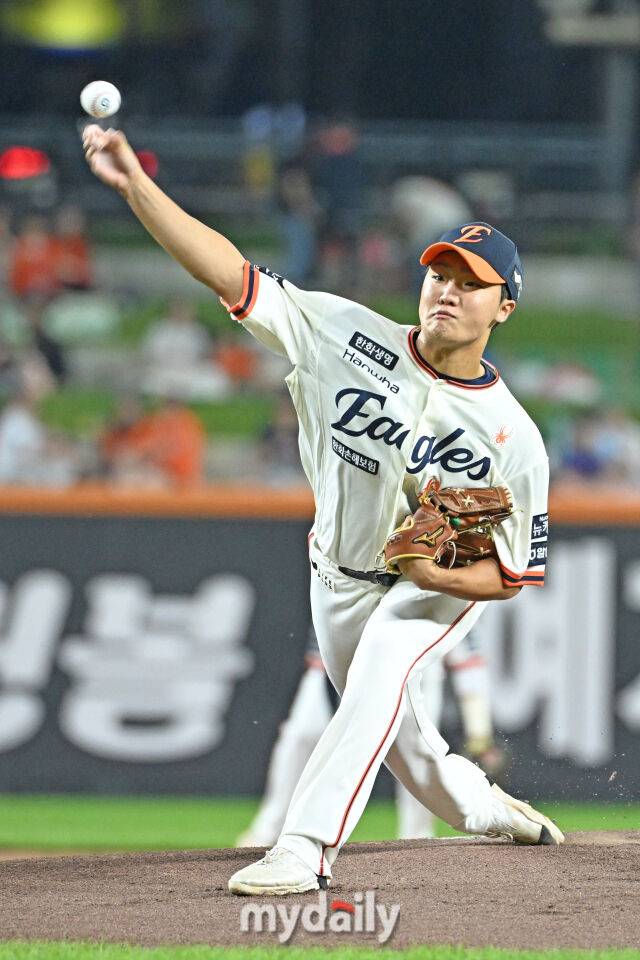 29일 대전 한화생명 볼파크 야구장에서 열린 '2025 신한 SOL BANK KBO리그' LG 트윈스와 한화 이글스 경기. 한화 선발 정우주가 힘차게 투구하고 있다./대전 = 한혁승 기자