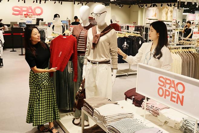 롯데백화점 대구점 지하 2층에 지난 26일 새롭게 오픈한 ‘스파오’매장에 고객들이 상품을 살펴보고 있다.[롯데백화점 제공]