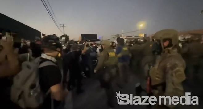 미국 이민세관단속국(ICE) 요원들을 향해 나가라고 외치는 시위대의 모습. 트럼프 미국 대통령은 해당 영상을 자신의 사회관계망(SNS)인 트루스소셜에 올리며 ‘CHICGO’라는 한 마디만 게시했다. 이에 시카고에 군 투입이 임박했다는 전망이 나온다.