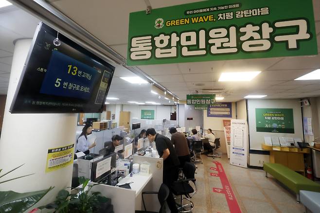 국가정보자원관리원 화재 사고 이후 첫 영업일인 29일 은행 영업점과 고객센터에는 혼선을 빚은 고객들의 민원이 쇄도했다. 은행들은 고객들에게 대체 신분증 사용을 안내하고 비상 대응 매뉴얼 가동에 돌입했다. 29일 광주 서구 치평동 행정복지센터 창구에서 주민들이 민원을 접수하고 있다. [연합]