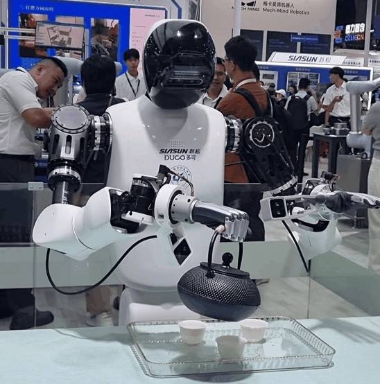 지난 23일(현지시간) 27일까지 중국 상하이 국가컨벤션센터(NECC)에서 열린 ‘중국국제산업박람회(CIIF·Chinese International Industry Fair)’에 마련된 중국 신송(Siasun) 그룹의 자회사 두코(Duco) 부스에서 휴머노이드 로봇 MR73A가 물이 담긴 주전자를 찻잔에 따르고 있다. [김영철 기자]