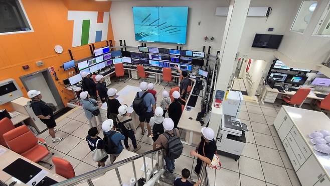 국민들이 함정공개행사에서 탐해3호 사이언스랩을 살펴보고 있다.[한국지질자원연구원 제공]