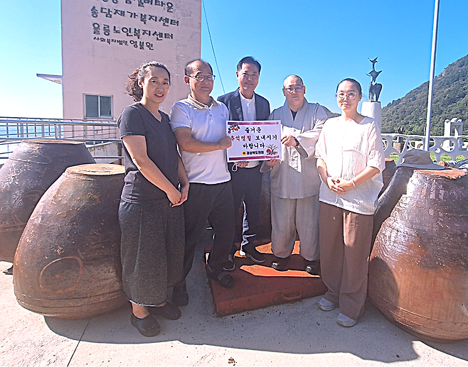 남진복 도의원(가운데) 이  울릉도 송담 실버타운과 송담양로원을 방문해 경북도의회가 준비한 위문품을 전달했다.[경붝도의회 제공]
