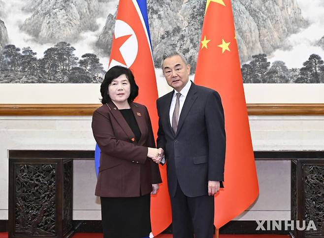 [베이징=신화/뉴시스] 왕이 중국 공산당 중앙위원회 정치국 위원 겸 외교부장이 28일 수도 베이징에서 최선희 북한 외무상과 회담하고 있다. 2025.09.29.
