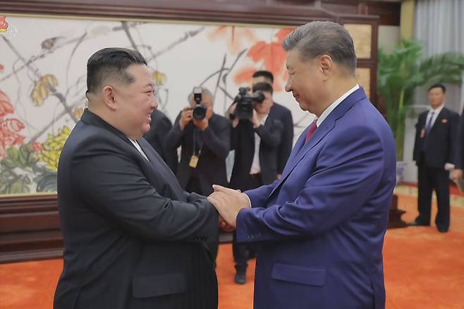 [서울=뉴시스] 김정은 북한 국무위원장(왼쪽)이 지난 4일 중국 베이징 인민대회당에서 시진핑 중국 국가주석과 '북중 정상회담'을 했다. (사진=조선중앙TV 캡쳐) *재판매 및 DB 금지