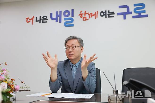 [서울=뉴시스]장인홍 구로구청장.