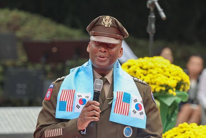 [서울=뉴시스] 제이비어 브런슨 주한미군사령관이 지난 25일 인천 수봉공원 내에서 열린 재일학도의용군 6.25참전 제75주년 기념식에 참석해 기념사를 하고 있다. 피트 헤그세스 미국 국방부 장관이 전군 최고 지휘관 회의를 소집한 가운데, 국방부 내부 조직망에 브런슨 사령관이 3성급으로 표기돼 논란이다. (사진=국가보훈부 제공) 2025.09.29. photo@newsis.com *재판매 및 DB 금지