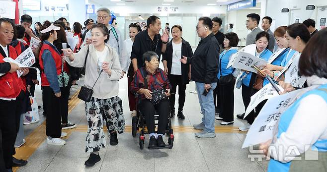 [인천=뉴시스] 전진환 기자 = 중국인 단체관광객에 대한 무비자 입국 시행 첫날인 29일 오전 인천 연수구 인천항 크루즈터미널에서 중국인 단체 크루즈 관광객이 입국하고 있다.  2025.09.29. amin2@newsis.com