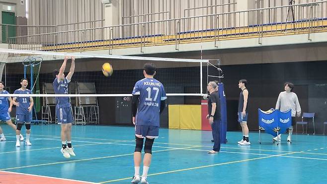 [나고야=뉴시스] 문채현 기자 = 남자배구 우리카드 마우리시오 파에스 감독이 29일 일본 나고야의 제이텍트 체육관에서 선수들에게 훈련을 지시하고 있다. 2025.09.29. dal@newsis.com *재판매 및 DB 금지